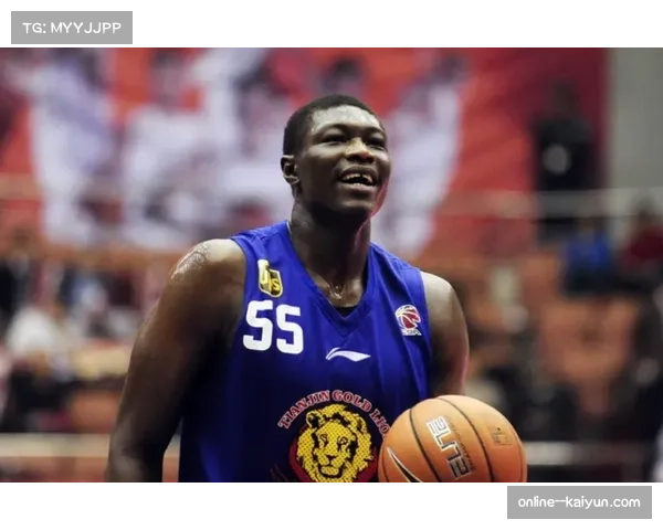 欧冠篮球赛激战时刻 里昂猛将姆巴耶恩迪亚耶奉献震撼盖帽瞬间